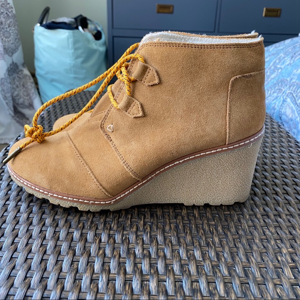 EUC Women’s TOMS Wedges. Size 9.